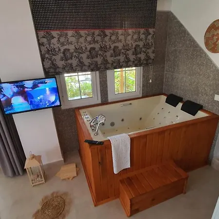 Sea View , 2 Person Jacuzzi,sea 50 Meters Apartamento *